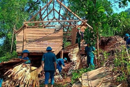 Nghệ An: Lốc xoáy quét qua 15 phút, gần 250 mái nhà dân bị cuốn phăng