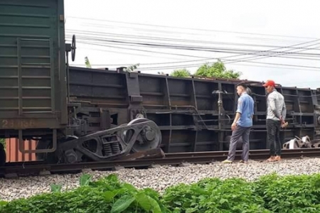 Tàu hỏa lật một toa ở Nam Định, đường sắt Bắc-Nam lại tê liệt