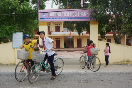 Thầy giáo lên lớp không giảng bài, chỉ nghịch điện thoại: Xem xét kiểm điểm ban giám hiệu