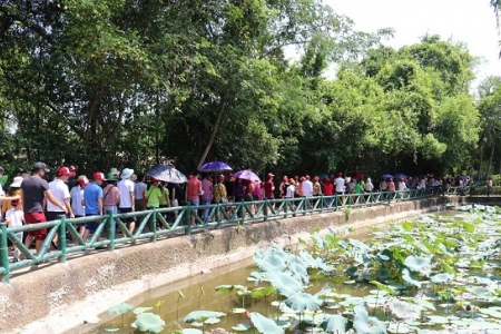 Làng Sen đón hàng ngàn du khách về thăm nhân dịp Ngày sinh Chủ tịch Hồ Chí Minh