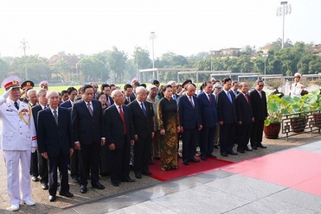 Lãnh đạo Đảng, Nhà nước đặt vòng hoa và vào Lăng viếng Bác