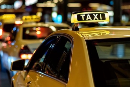 Bộ GTVT quyết gắn hộp đèn cho taxi công nghệ