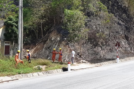 Toàn bộ nhân viên Điện lực Hương Sơn thức trắng đêm để chống cháy rừng