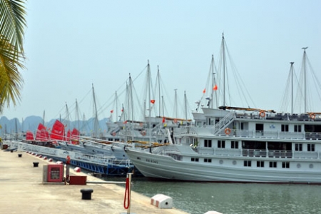 Quảng Ninh: Đình chỉ tàu du lịch vì đặt camera quay lén khách tắm