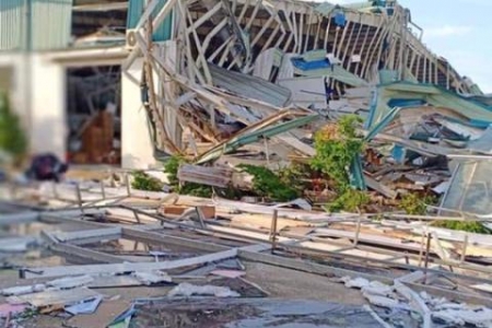 Thanh Hóa: Giông lốc làm đổ sập xưởng may, hàng nghìn công nhân phải nghỉ việc