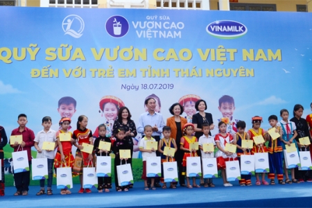 Vinamilk trao 70.000 ly sữa cho học sinh tại Thái Nguyên