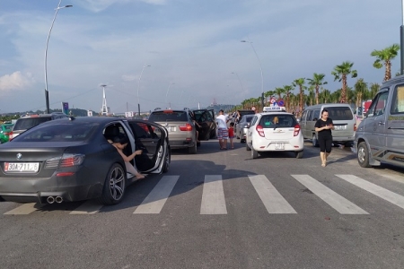 Ngại đi 200m, du khách tùy tiện dừng đỗ xe ngang nhiên tại đường ven biển Bãi Cháy