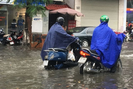 Mưa lớn gây ngập nhiều tuyến phố Hà Nội