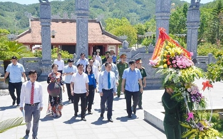 Phó Thủ tướng Vương Đình Huệ dâng hoa tưởng niệm các anh hùng, liệt sỹ ​tại Nghệ An