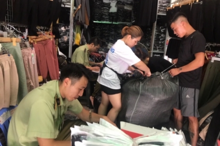 Hà Nội: Thu giữ hàng nghìn sản phẩm quần áo giả mạo nhãn hiệu