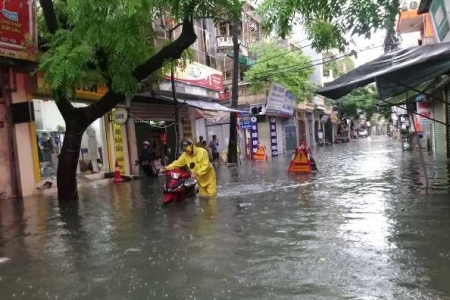 Hà Nội: Sau mưa lớn, nhiều truyến phố trên địa bàn quận Cầu Giấy ngập cục bộ, giao thông tê liệt