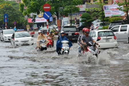 Hà Nội: Nhiều tuyến phố ngập lụt cục bộ do mưa lớn kéo dài