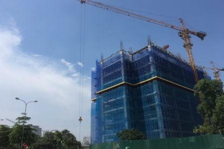 FPT Tower: Cần cẩu trục tháp chĩa ra ngoài đường, gây nguy hiểm cho người tham gia giao thông