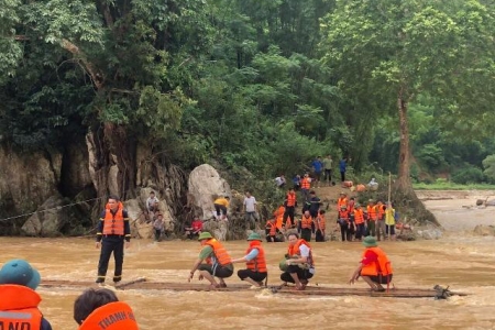 Lực lượng Công an Thanh Hóa “đồng hành” bên người dân vùng lũ trong những ngày, tháng khó khăn