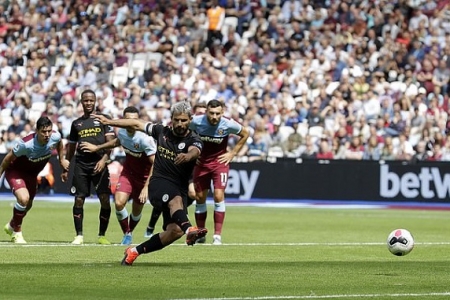 Sterling lập hattrick, Man City thắng đậm West Ham