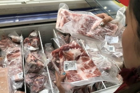 Thịt ngoại giá rẻ 'đổ bộ', ngành chăn nuôi thêm khó