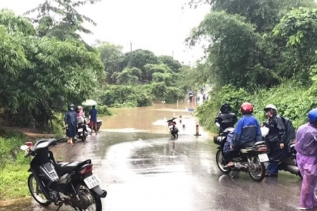 Mưa lớn, nhiều tuyến đường ở Quảng Bình và Quảng Trị bị chia cắt