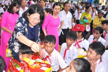 Quảng Nam: Phó Chủ tịch nước Đặng Thị Ngọc Thịnh vui trung thu cùng trẻ em Duy Xuyên