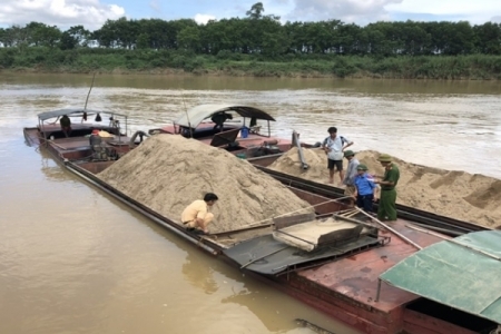 Nghệ An: Bắt thêm 5 tàu khai thác cát trái phép trên sông Lam