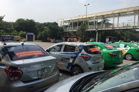 Hàng loạt taxi truyền thống ủng hộ gắn hộp đèn với xe công nghệ