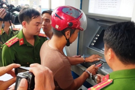 Nghệ An: Khởi tố nhóm người Trung Quốc làm giả hàng trăm thẻ ATM để chiếm đoạt tiền