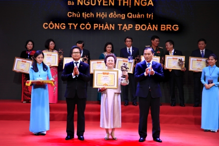 Madame Nguyễn Thị Nga được vinh danh ‘Doanh nhân Việt Nam tiêu biểu’ – Cúp Thánh Gióng 2019