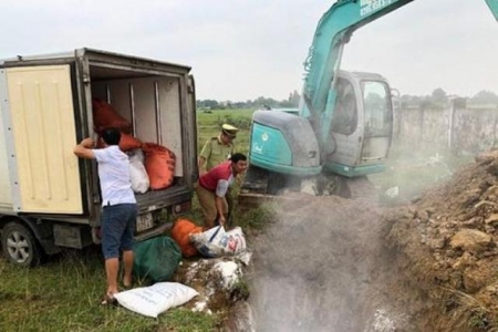 Hà Tĩnh: Bắt xe tải chở hơn 1 tấn mỡ động vật bẩn trên đường đi tiêu thụ