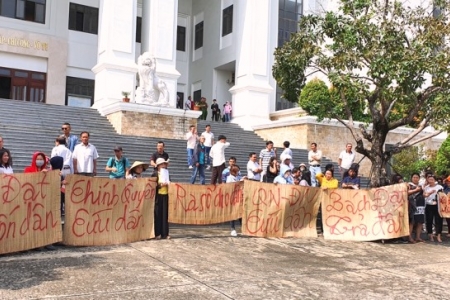 Đà Nẵng: Hàng trăm khách hàng căng băng rôn vì nguyên đơn vắng mặt