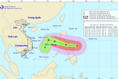Siêu bão Kammuri giật cấp 17 chuẩn bị tiến vào biển Đông