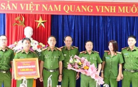 Đà Nẵng: Khen thưởng chuyên án RL20 thu giữ hơn 4500 chai rượu lậu trị giá 7 tỷ đồng