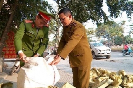 Hà Nội: Thu giữ hơn 1 tấn bánh kẹo, thịt lợn đông lạnh không rõ nguồn gốc