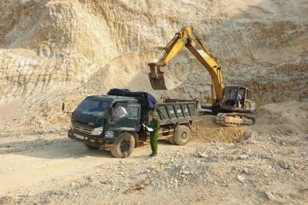 Quảng Bình: Ngăn chặn khai thác đất trái phép dưới chân đồi bạch đàn