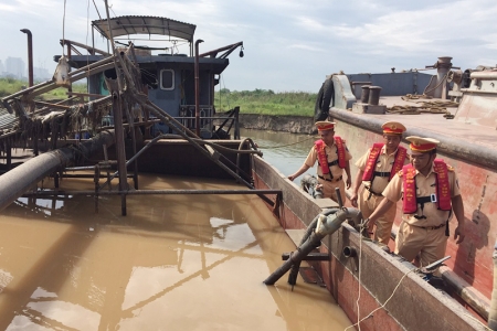 Hà Nội: Phát hiện, bắt giữ 8 phương tiện khai thác cát trái phép trên sông Hồng