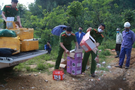 Lào Cai: Tiêu hủy 2 lô hàng thực phẩm không rõ nguồn gốc xuất xứ