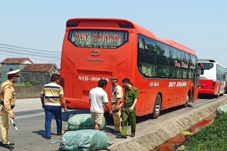 Hà Tĩnh: Liên tiếp bắt giữ xe khách vận chuyển hàng lậu trị giá trên 200 triệu đồng