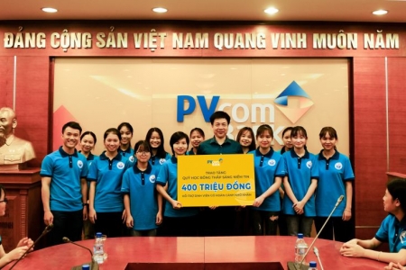 PVcomBank trao tặng 400 triệu đồng hỗ trợ sinh viên khó khăn mùa dịch