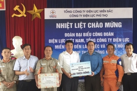 Công đoàn Điện lực Việt Nam: Trao tặng 50 triệu đồng hỗ trợ đoàn viên, người lao động Công ty Điện lực Phú Thọ nhân dịp Tháng Công nhân năm 2020