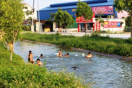 Nghệ An: Trời nắng như đổ lửa, người dân kéo nhau ra sông Lam, kênh thủy lợi giải nhiệt