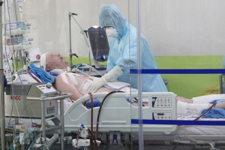 Tổng lãnh sự Anh cảm ơn bác sĩ Việt Nam hết mình cứu chữa phi công mắc Covid-19