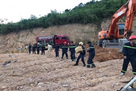 Quảng Trị: Giải cứu xe tải bị lật chở gần 5 tấn thuốc nổ