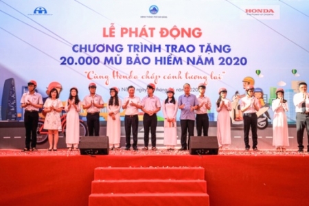 Trao tặng 20.000 mũ bảo hiểm chất lượng, giảm thiểu TNGT cho học sinh