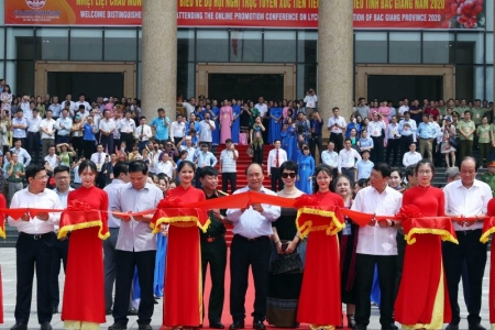 Thủ tướng dự và cắt băng xuất hành đoàn xe tiêu thụ vải thiều Bắc Giang