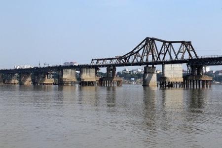 Nghi có bom sót lại thời chiến tranh dưới chân cầu Long Biên, một luồng tàu bị đóng để xử lý