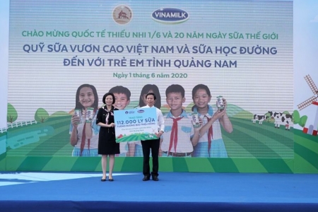 Vinamilk và Quỹ sữa Vươn cao Việt Nam tặng sữa cho trẻ em có hoàn cảnh đặc biệt tại Hà Nội