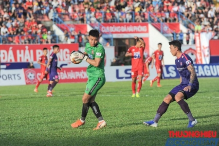 Vòng 8 LS V.league 1-2020: Sai lầm của Văn Toản