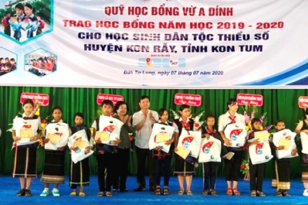 Kon Tum: Trao 55 suất học bổng Vừ A Dính cho học sinh vượt khó