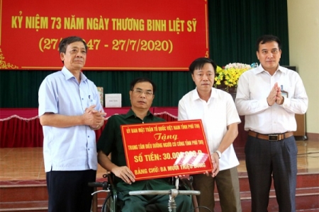 Phú Thọ: Ủy ban MTTQ tỉnh tặng quà cho Trung tâm Điều dưỡng người có công