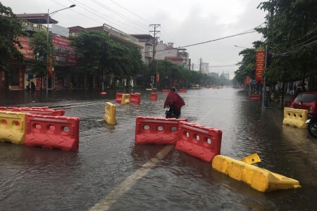 Phú Thọ: Mưa lớn làm dải phân cách hỗn độn, cản trở giao thông