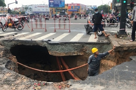 TP.HCM: Xuất hiện “hố tử thần” trên giao lộ đường Nguyễn Oanh – Phan Văn Trị