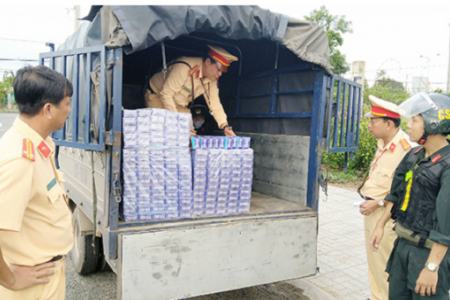 An Giang: Bắt giữ 3 ô tô tải vận chuyển gần 4.500 bao thuốc lá lậu